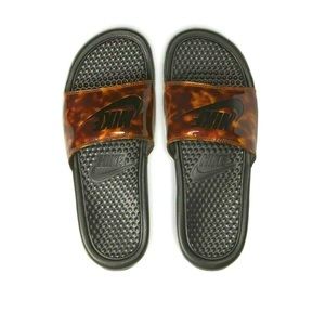 - Women’s NIKE Benassi Tortoise Shell JDI Print Slides / Sz. 9